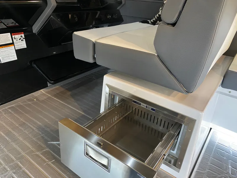 Slide: The Image of Cruisers Yachts 34 GLS 2023 - 16