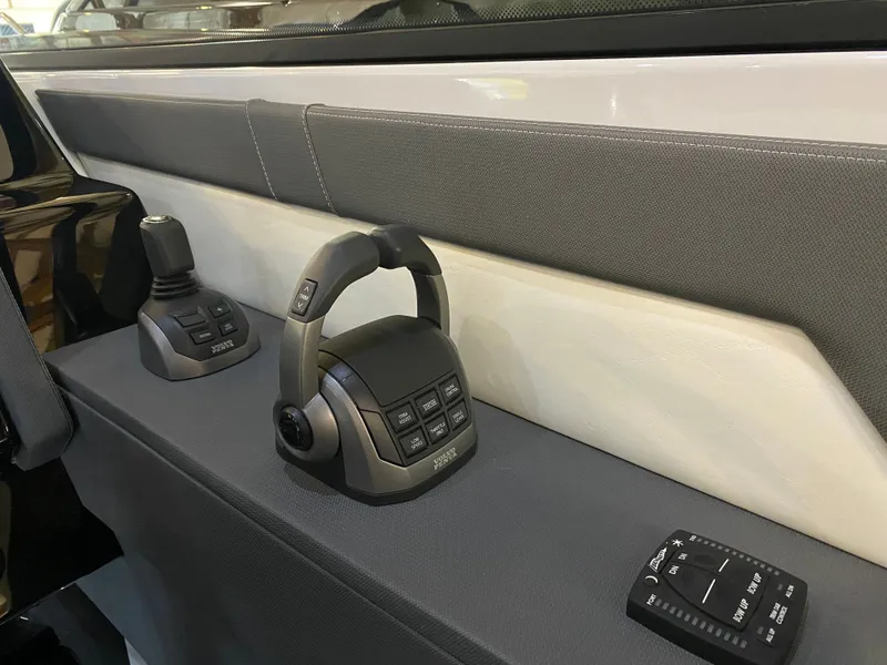 Slide: The Image of Cruisers Yachts 34 GLS 2023 - 18