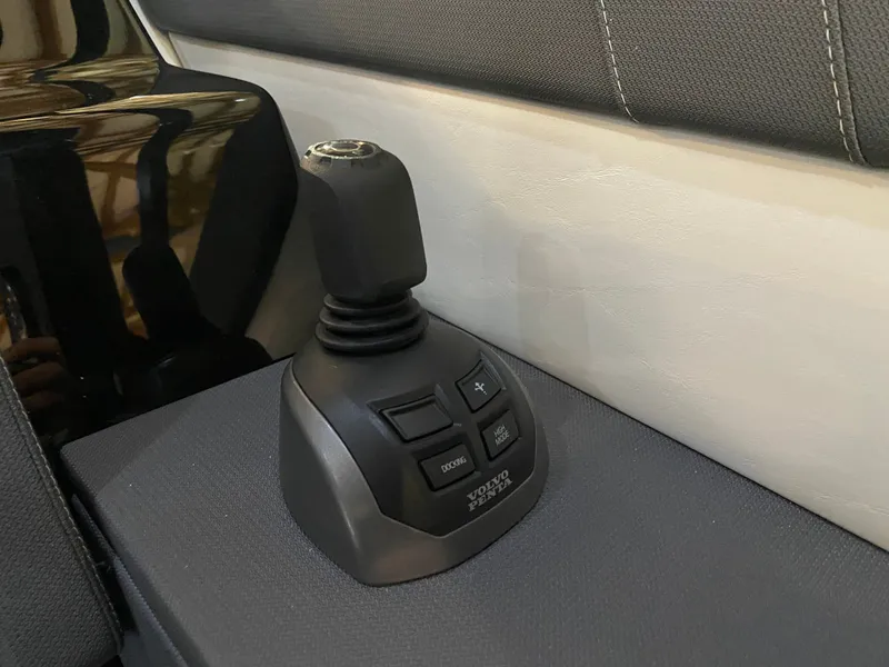 Slide: The Image of Cruisers Yachts 34 GLS 2023 - 19