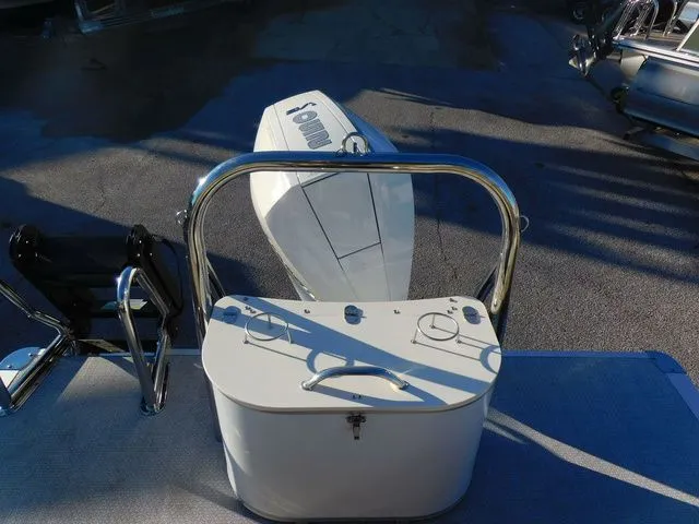 Slide: The Image of Avalon Catalina Quad Lounger Shift Windshield 25 FT 2026 - 12