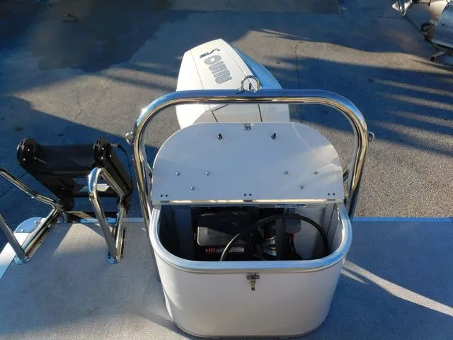 Slide: The Image of Avalon Catalina Quad Lounger Shift Windshield 25 FT 2026 - 13