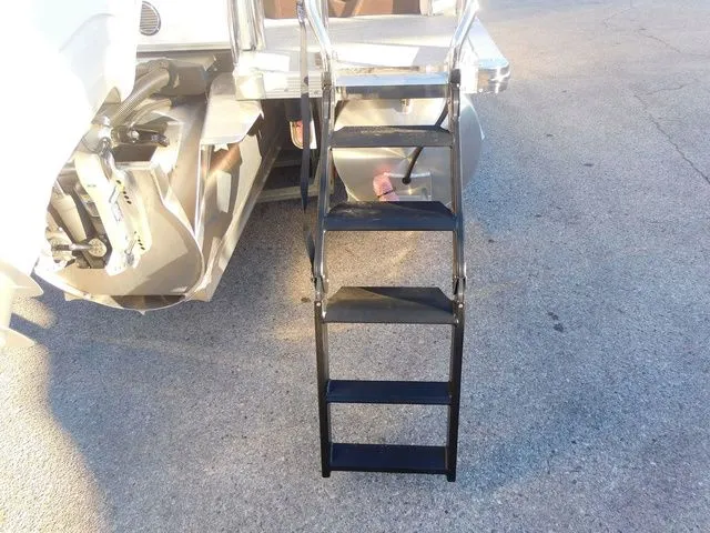 Slide: The Image of Avalon Catalina Quad Lounger Shift Windshield 25 FT 2026 - 19