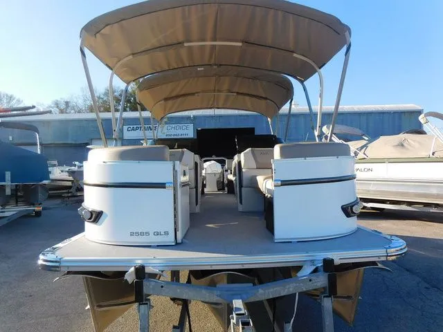 Slide: The Image of Avalon Catalina Quad Lounger Shift Windshield 25 FT 2026 - 4