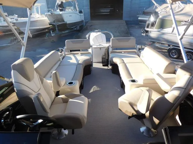 Slide: The Image of Avalon Catalina Quad Lounger Shift Windshield 25 FT 2026 - 9