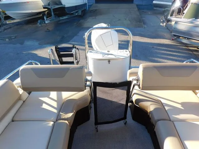 Slide: The Image of Avalon Catalina Quad Lounger Shift Windshield 27 FT 2026 - 10