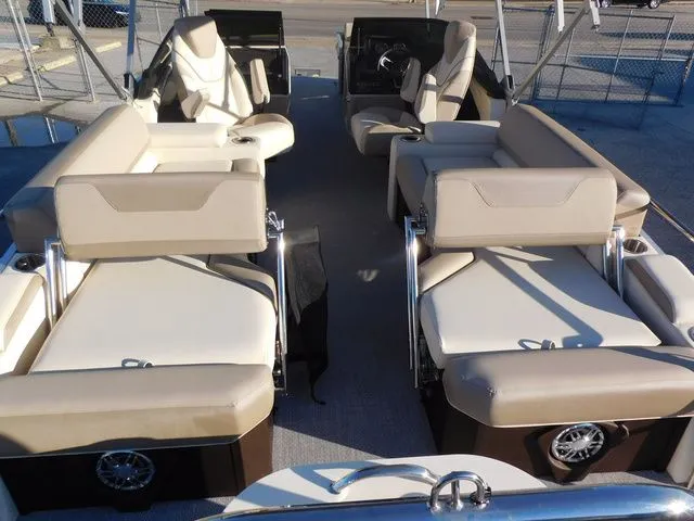 Slide: The Image of Avalon Catalina Quad Lounger Shift Windshield 27 FT 2026 - 11