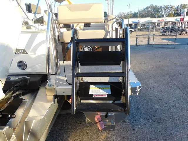 Slide: The Image of Avalon Catalina Quad Lounger Shift Windshield 27 FT 2026 - 18