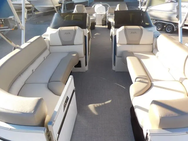 Slide: The Image of Avalon Catalina Quad Lounger Shift Windshield 27 FT 2026 - 5