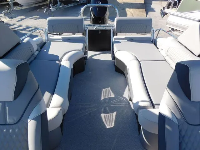 Slide: The Image of Avalon 2785 Excalibur LTD Quad Lounger Shift 2026 - 10