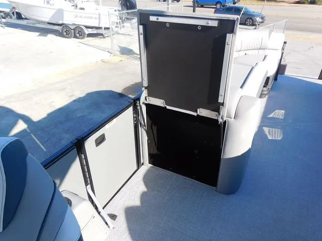 Slide: The Image of Avalon 2785 Excalibur LTD Quad Lounger Shift 2026 - 19