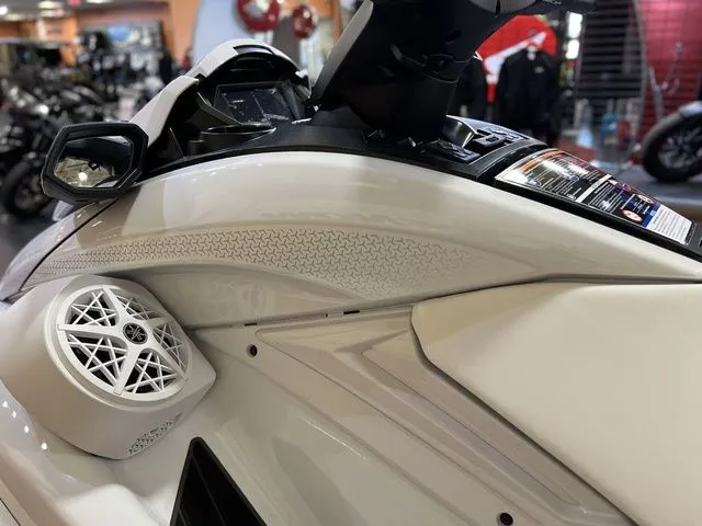 Slide: The Image of Yamaha FX Cruiser SVHO 2026 - 14