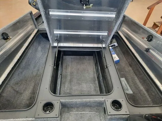 Slide: The Image of Tracker Pro Team 190 TX 2026 - 12