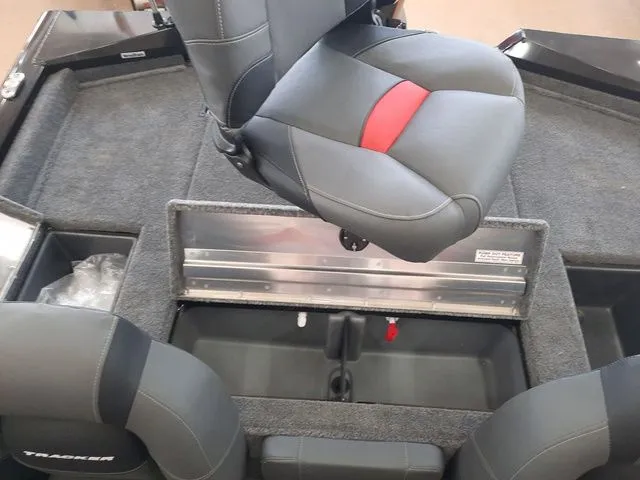 Slide: The Image of Tracker Pro Team 190 TX 2026 - 20