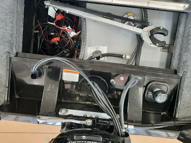 Slide: The Image of Tracker Pro Team 190 TX 2026 - 7