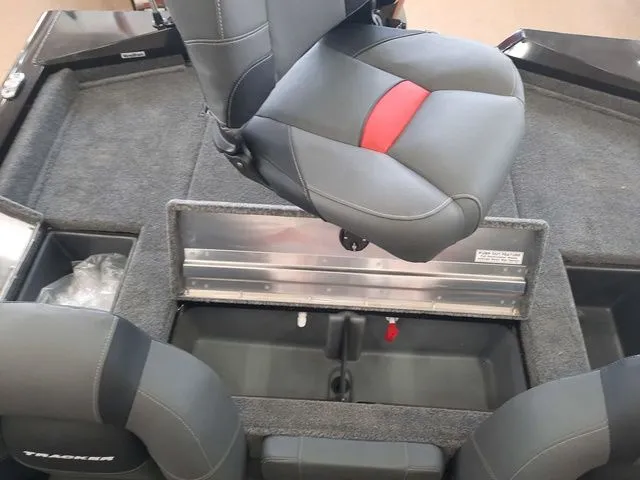 Slide: The Image of Tracker Pro Team 190 TX 2026 - 8