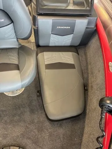 Slide: The Image of Tracker PRV 175CB 2026 - 33