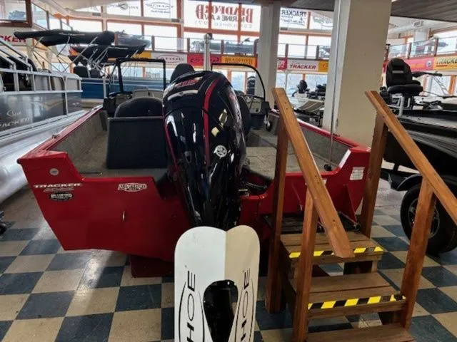 Slide: The Image of Tracker PRV 175CB 2026 - 35