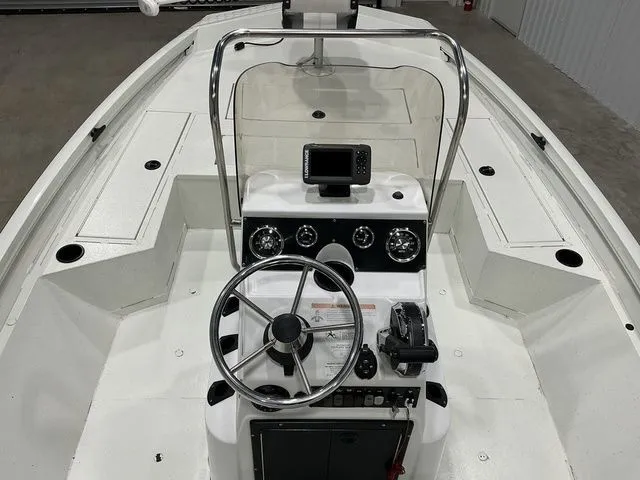 Slide: The Image of Crestliner 2000 Bay 2023 - 11