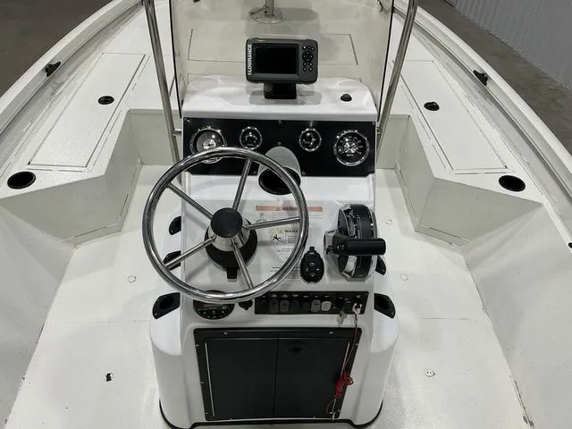 Slide: The Image of Crestliner 2000 Bay 2023 - 12