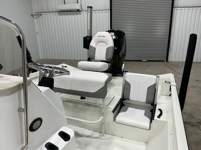 Slide: The Image of Crestliner 2000 Bay 2023 - 15