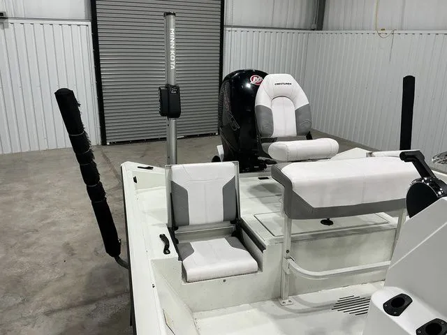 Slide: The Image of Crestliner 2000 Bay 2023 - 18