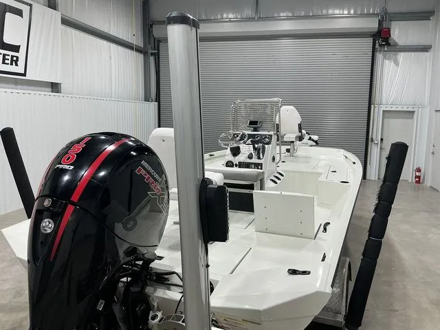 Slide: The Image of Crestliner 2000 Bay 2023 - 20