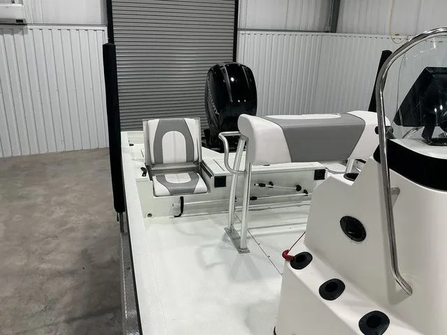 Slide: The Image of Crestliner 2200 Bay 2017 - 17