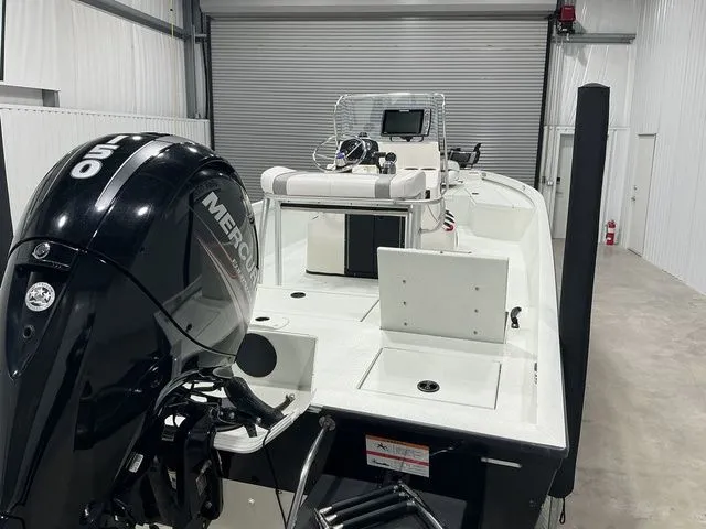 Slide: The Image of Crestliner 2200 Bay 2017 - 22