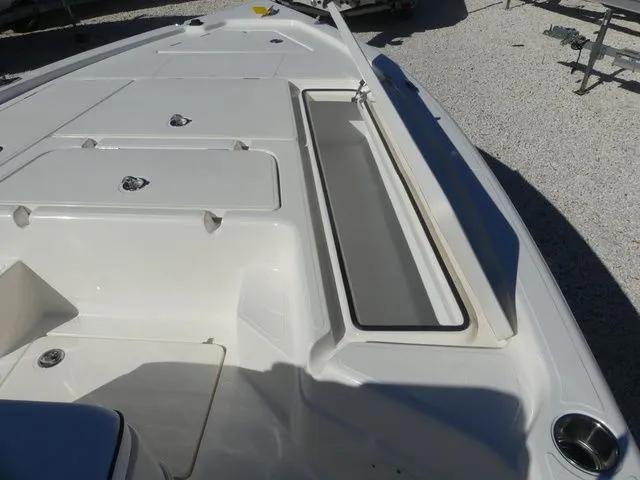 Slide: The Image of Skeeter SX241 2025 - 14