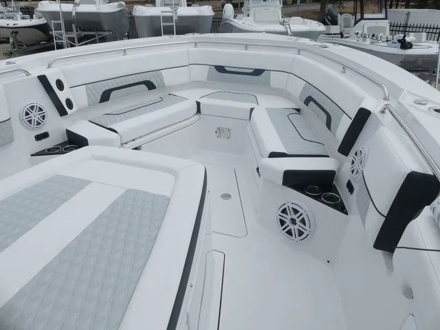 Slide: The Image of Blackfin 332 CC 2026 - 18