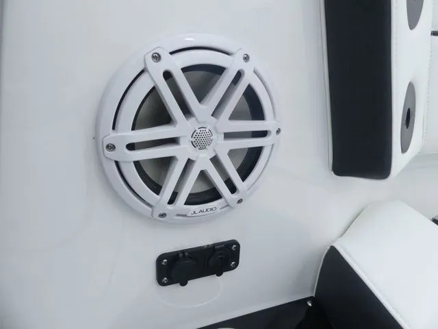 Slide: The Image of Blackfin 332 CC 2026 - 23