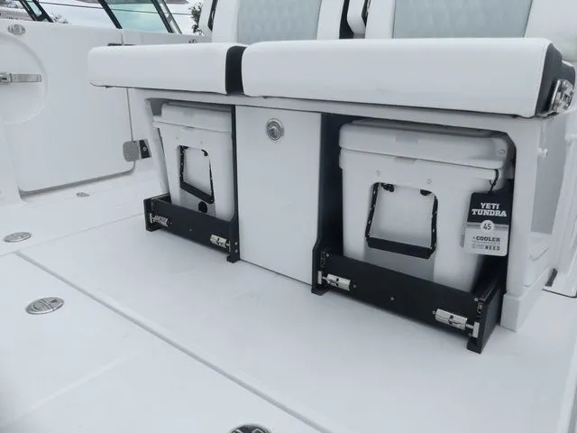 Slide: The Image of Blackfin 332 CC 2026 - 24