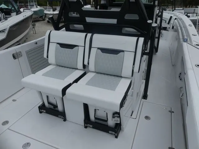 Slide: The Image of Blackfin 332 CC 2026 - 8