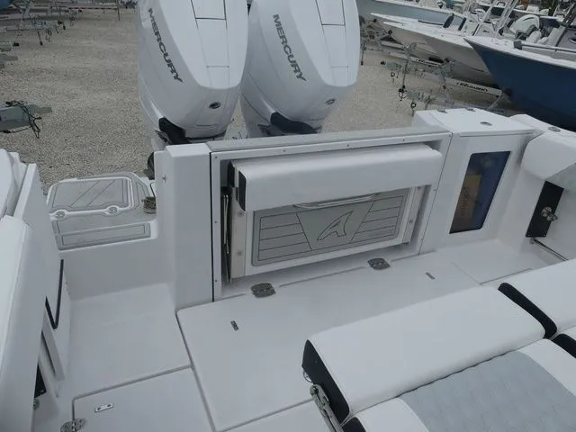 Slide: The Image of Blackfin 332 CC 2026 - 9