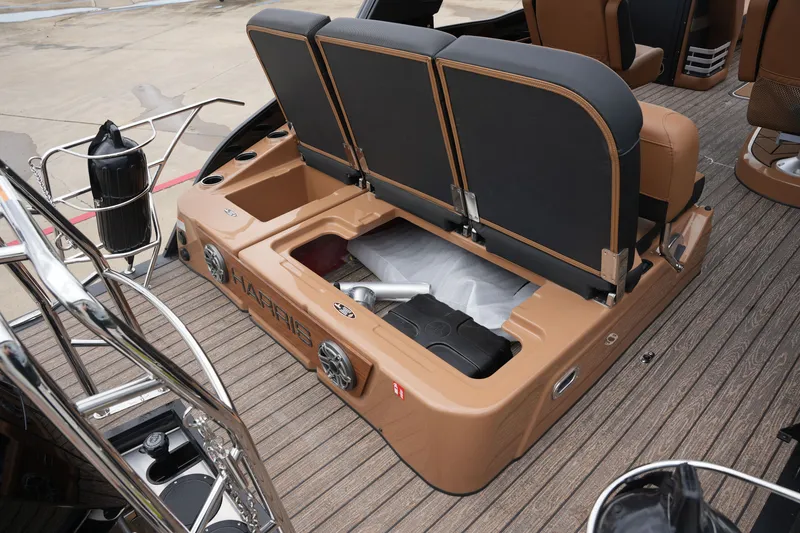 Slide: The Image of Harris Grand Mariner 250 2026 - 12