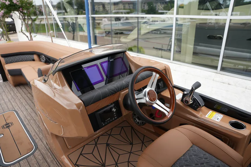 Slide: The Image of Harris Grand Mariner 250 2026 - 24