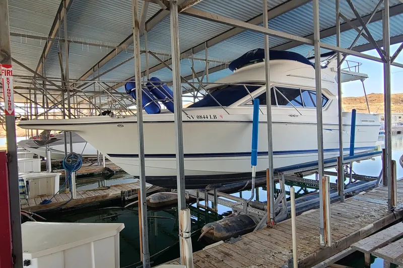 The Image of 2007 Bayliner Discovery 288 boat docked in a covered marina. - 0