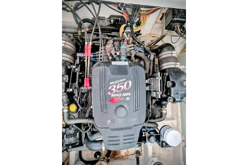 Slide: The Image of MerCruiser 350 MAG MPI engine in 2007 Bayliner Discovery 288 boat. - 22
