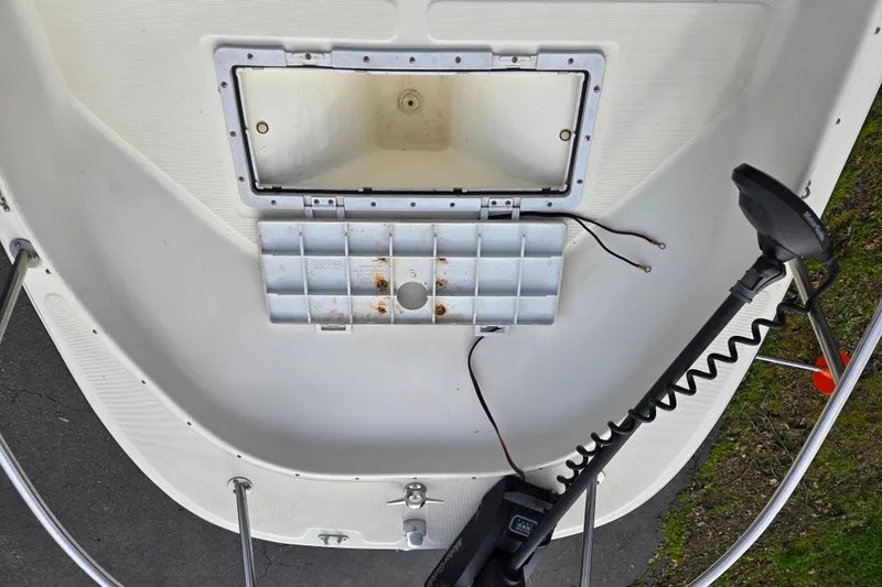 Slide: The Image of 1989 Wahoo 16.2 boat deck with storage compartment and trolling motor. - 11