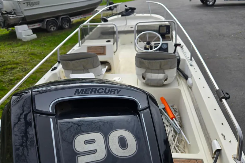 Slide: The Image of 1989 Wahoo 16.2 boat with Mercury 90 engine, featuring dual seats and steering console. - 12