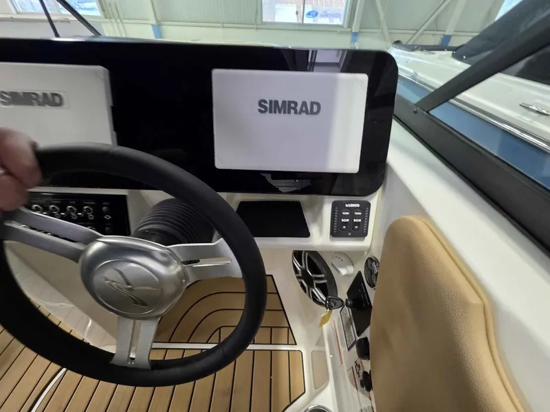 Slide: The Image of Sea Ray SDX 270 2026 - 10