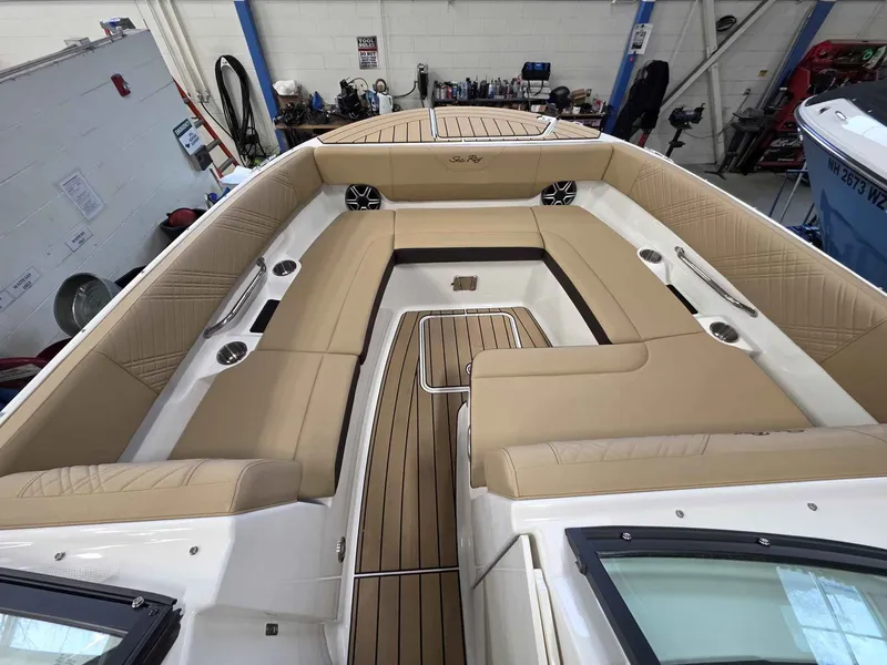 Slide: The Image of Sea Ray SDX 270 2026 - 13