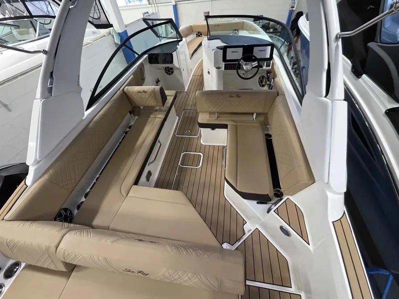 Slide: The Image of Sea Ray SDX 270 2026 - 5