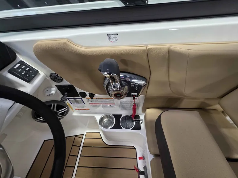 Slide: The Image of Sea Ray SDX 270 2026 - 9