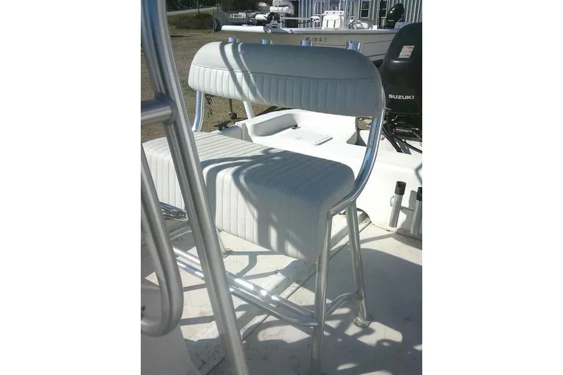 Slide: The Image of White cushioned seat on 2005 Sundance B22CX boat with metal frame. - 16