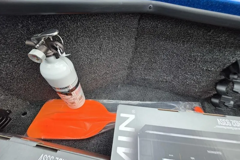 Slide: The Image of Fire extinguisher and paddle in Nitro Z20 XL Pro 2026 boat compartment. - 51
