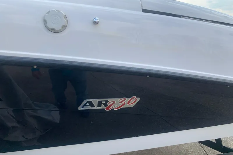 Slide: The Image of 2004 Yamaha Boats AR230 side view with logo and fuel cap. - 5