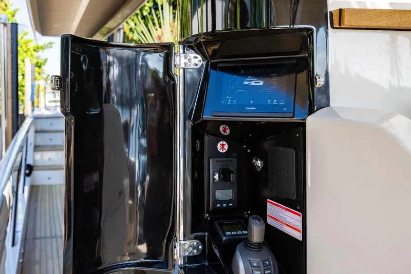 Slide: The Image of Absolute 64 Navetta 2023 - 64