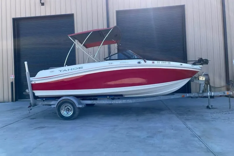 The Image of 2018 Tahoe 500 TF boat with red and white design on a trailer. - 1