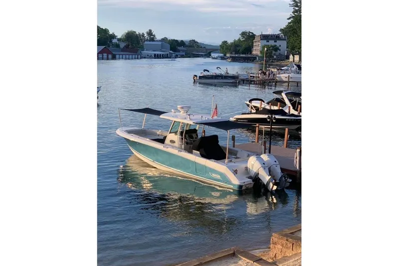 Slide: The Image of Boston Whaler 330 Outrage 2018 - 10